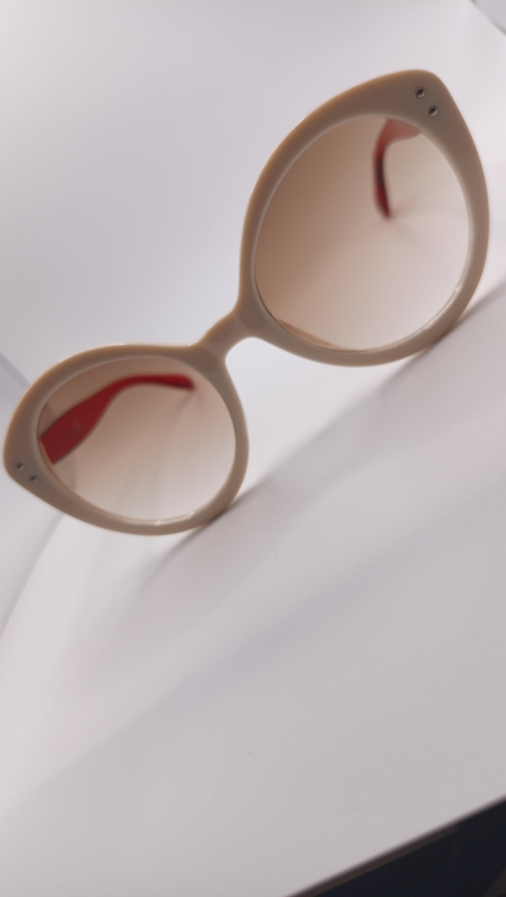 ✨ Lunettes Rétro Papillon « Z3367 » – Bicolore Crème Ivoire & Rouge Rubis ✨