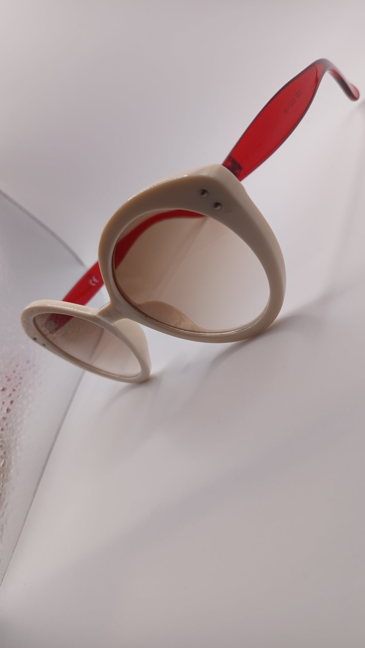 ✨ Lunettes Rétro Papillon « Z3367 » – Bicolore Crème Ivoire & Rouge Rubis ✨