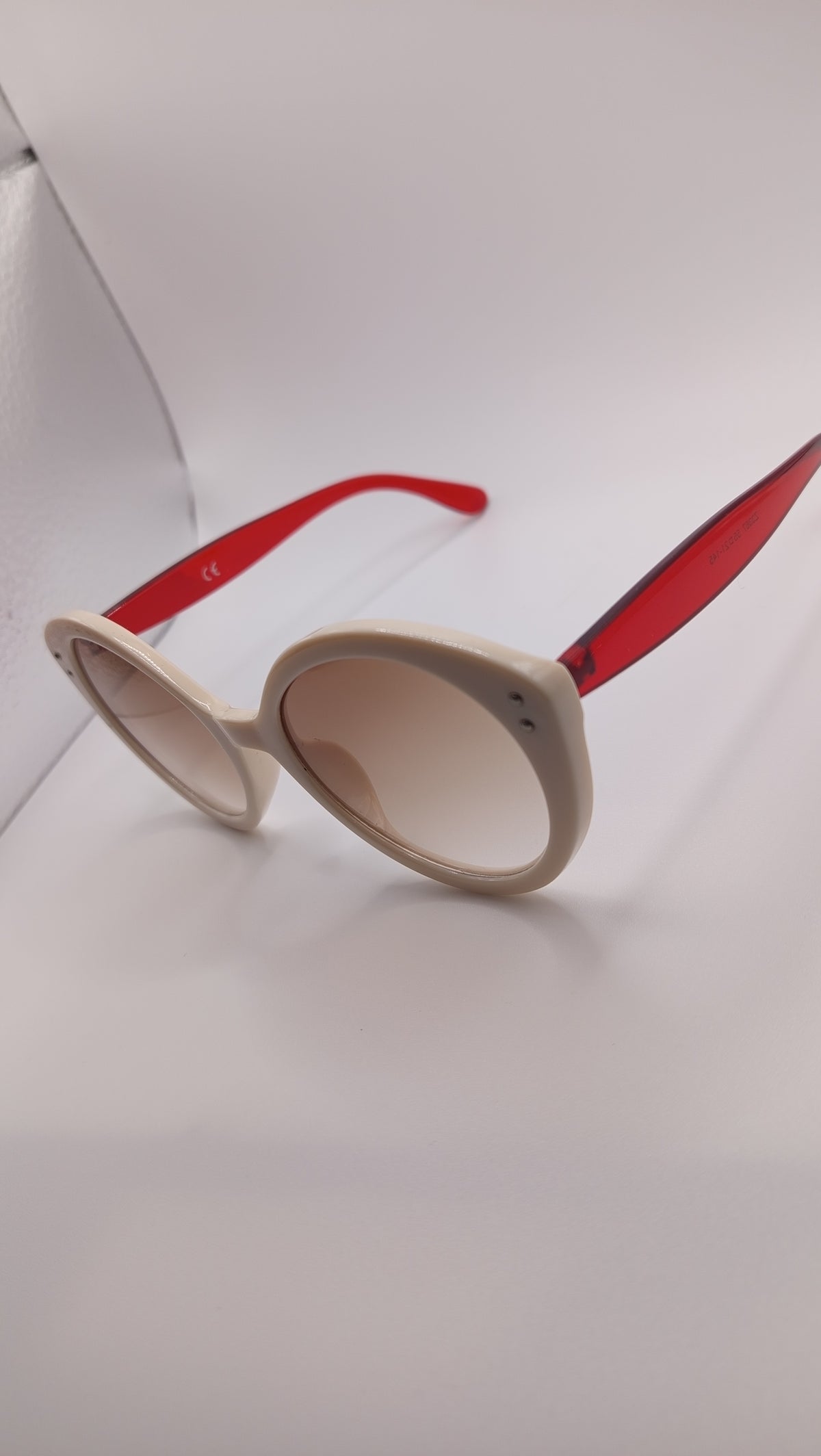 ✨ Lunettes Rétro Papillon « Z3367 » – Bicolore Crème Ivoire & Rouge Rubis ✨